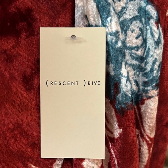 CRESCENT DRIVE Red Crushed Velvet Floral Top Long Sleeve Stretchy Lightweight L - Picture 9 of 9